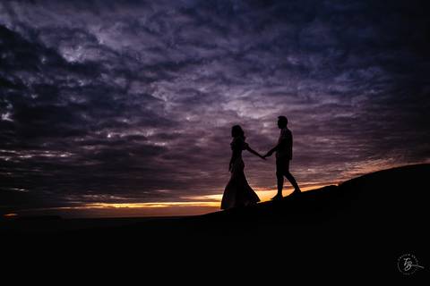 ensaio pré-casamento no amanhecer, na praia e trilha do Gravatá em Florianópolis. Por Thiago Braga fotografia.'