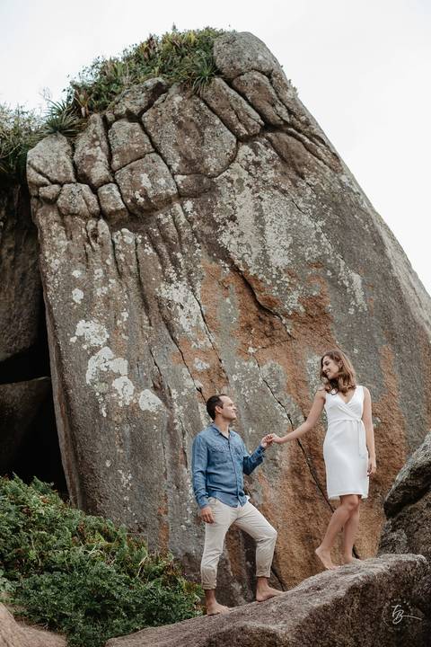 ensaio pré-casamento no amanhecer, na praia e trilha do Gravatá em Florianópolis. Por Thiago Braga '
