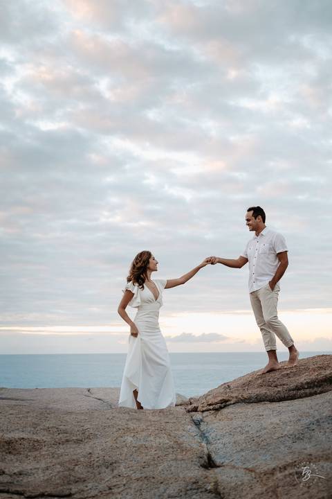ensaio pré-casamento no amanhecer, na praia e trilha do Gravatá em Florianópolis. Por Thiago Braga '