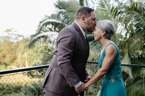 Casamento intimista, ao ar livre, da Carol e do Luis.'