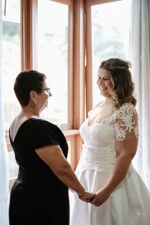 Casamento intimista, ao ar livre, da Carol e do Luis.'