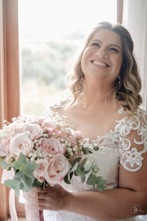 Casamento intimista, ao ar livre, da Carol e do Luis.'