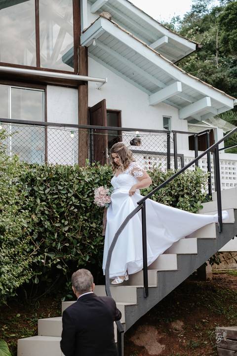 Casamento intimista, ao ar livre, da Carol e do Luis.'