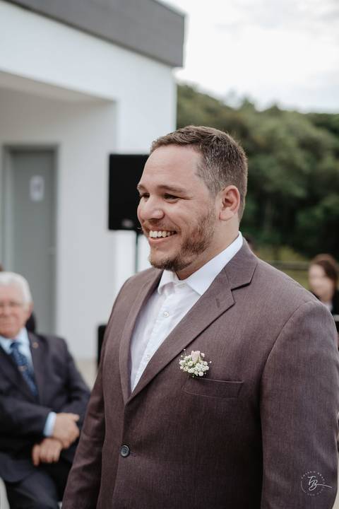 Casamento intimista, ao ar livre, da Carol e do Luis.'