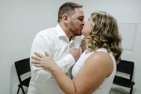 Casamento intimista, ao ar livre, da Carol e do Luis.'