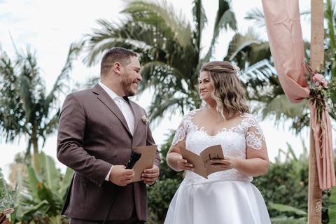 Casamento intimista, ao ar livre, da Carol e do Luis.'
