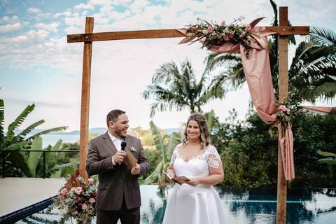 Casamento intimista, ao ar livre, da Carol e do Luis.'