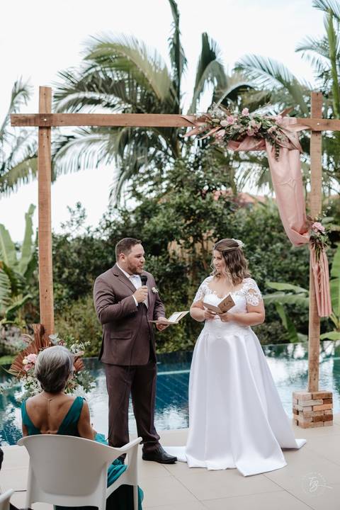 Casamento intimista, ao ar livre, da Carol e do Luis.'