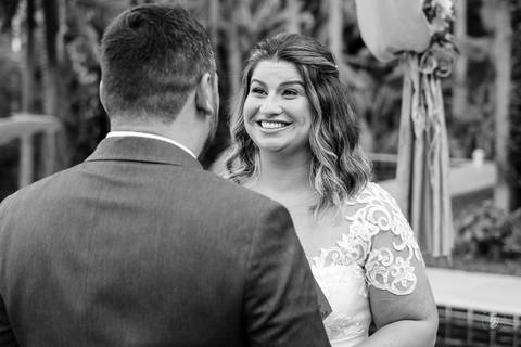 Casamento intimista, ao ar livre, da Carol e do Luis.'
