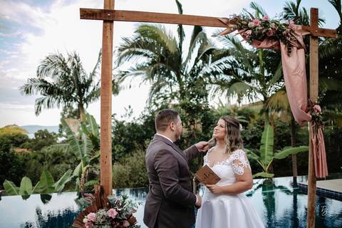 Casamento intimista, ao ar livre, da Carol e do Luis.'