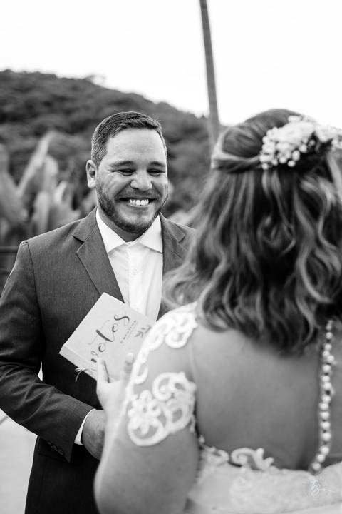 Casamento intimista, ao ar livre, da Carol e do Luis.'