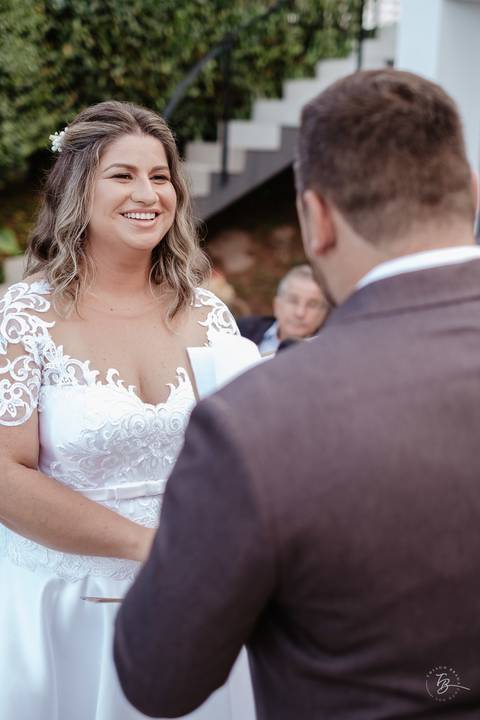 Casamento intimista, ao ar livre, da Carol e do Luis.'