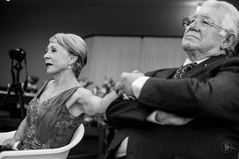Casamento intimista, ao ar livre, da Carol e do Luis.'