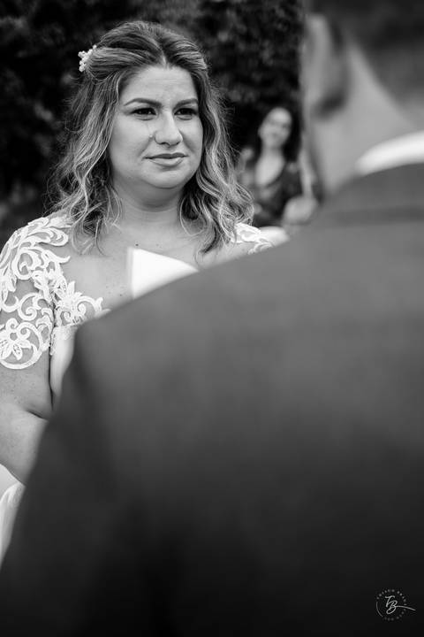 Casamento intimista, ao ar livre, da Carol e do Luis.'