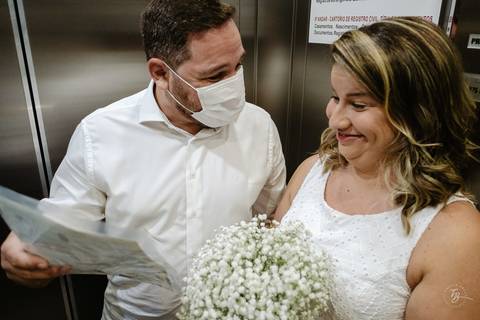 Casamento intimista, ao ar livre, da Carol e do Luis.'