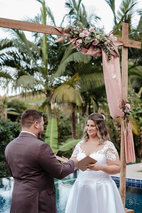 Casamento intimista, ao ar livre, da Carol e do Luis.'