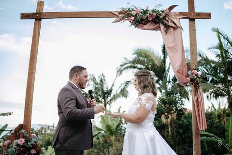 Casamento intimista, ao ar livre, da Carol e do Luis.'