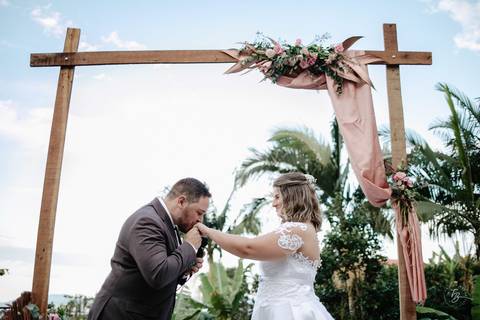 Casamento intimista, ao ar livre, da Carol e do Luis.'