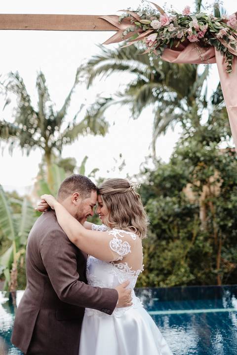 Casamento intimista, ao ar livre, da Carol e do Luis.'