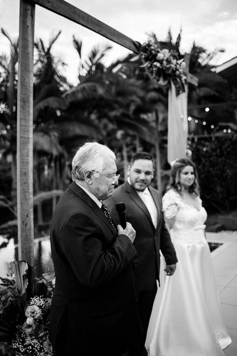 Casamento intimista, ao ar livre, da Carol e do Luis.'