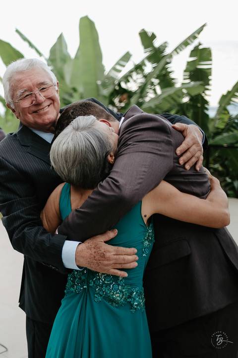 Casamento intimista, ao ar livre, da Carol e do Luis.'