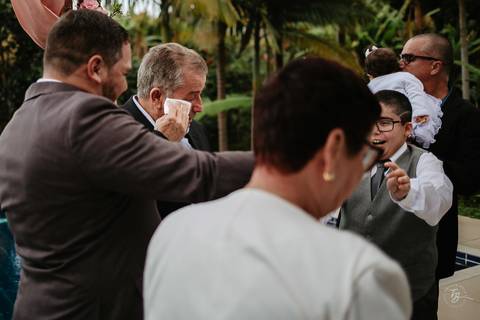 Casamento intimista, ao ar livre, da Carol e do Luis.'