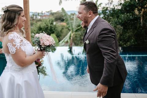 Casamento intimista, ao ar livre, da Carol e do Luis.'