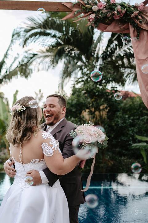 Casamento intimista, ao ar livre, da Carol e do Luis.'