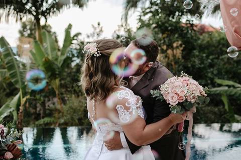 Casamento intimista, ao ar livre, da Carol e do Luis.'