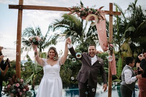 Casamento intimista, ao ar livre, da Carol e do Luis.'