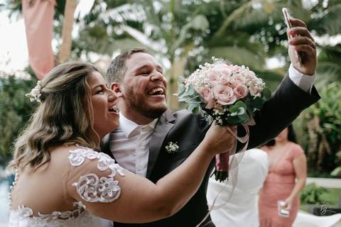 Casamento intimista, ao ar livre, da Carol e do Luis.'