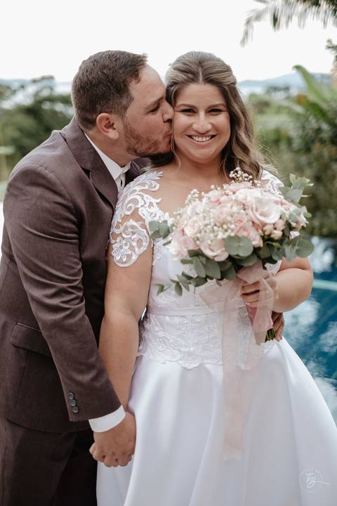 Casamento intimista, ao ar livre, da Carol e do Luis.'