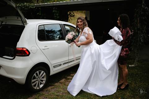 Casamento intimista, ao ar livre, da Carol e do Luis.'