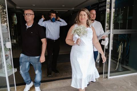 Casamento intimista, ao ar livre, da Carol e do Luis.'