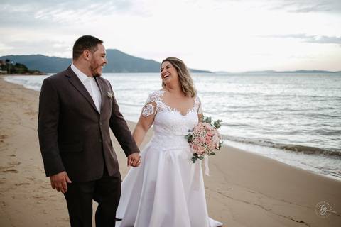 Casamento intimista, ao ar livre, da Carol e do Luis.'