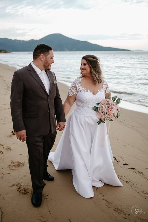 Casamento intimista, ao ar livre, da Carol e do Luis.'