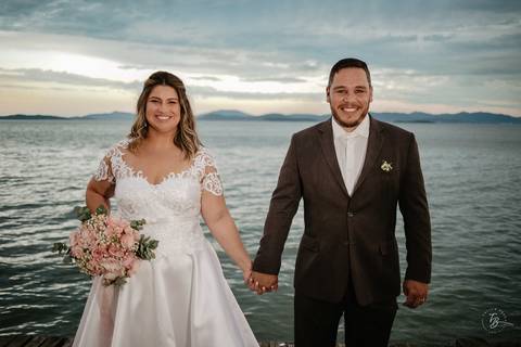 Casamento intimista, ao ar livre, da Carol e do Luis.'