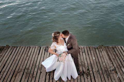 Casamento intimista, ao ar livre, da Carol e do Luis.'