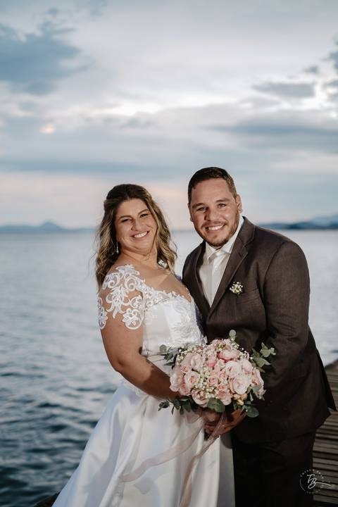 Casamento intimista, ao ar livre, da Carol e do Luis.'
