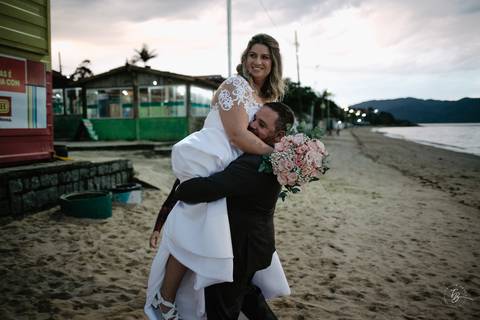 Casamento intimista, ao ar livre, da Carol e do Luis.'