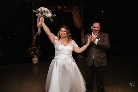 Casamento intimista, ao ar livre, da Carol e do Luis.'