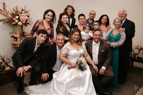 Casamento intimista, ao ar livre, da Carol e do Luis.'