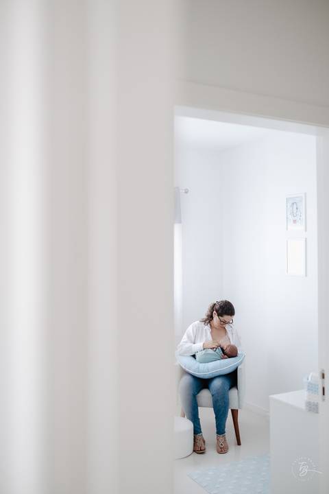 Ensaio de primeiros dias do bebê em casa. Sessão documental de fotos do primeiro mês do Isaac por Thiago Braga.'