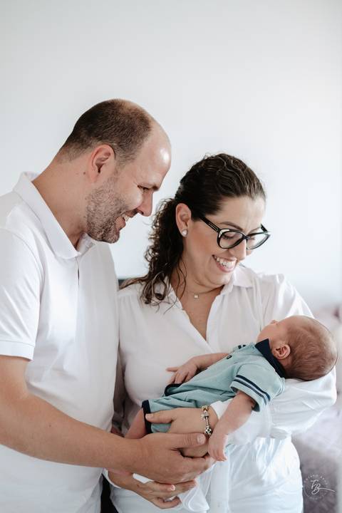 Ensaio de primeiros dias do bebê em casa. Sessão documental de fotos do primeiro mês do Isaac por Thiago Braga.'