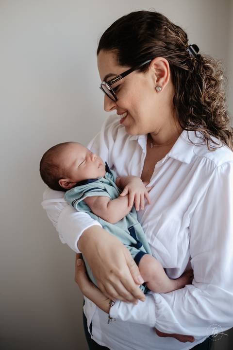 Ensaio de primeiros dias do bebê em casa. Sessão documental de fotos do primeiro mês do Isaac por Thiago Braga.'