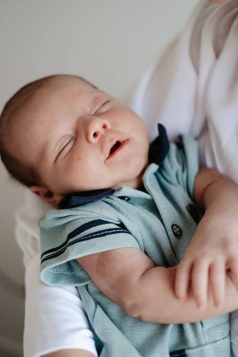 Ensaio de primeiros dias do bebê em casa. Sessão documental de fotos do primeiro mês do Isaac por Thiago Braga.'