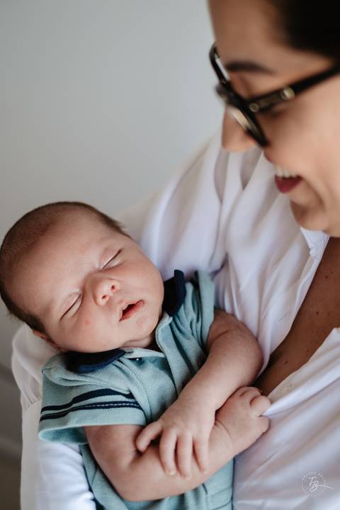 Ensaio de primeiros dias do bebê em casa. Sessão documental de fotos do primeiro mês do Isaac por Thiago Braga.'