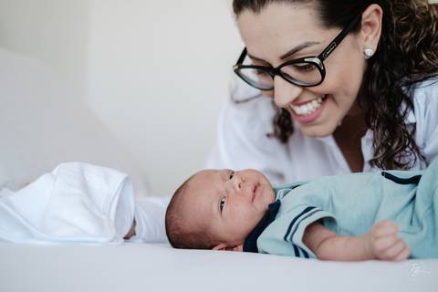 Ensaio de primeiros dias do bebê em casa. Sessão documental de fotos do primeiro mês do Isaac por Thiago Braga.'