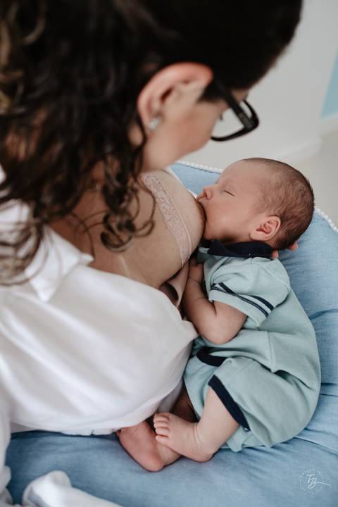 Ensaio de primeiros dias do bebê em casa. Sessão documental de fotos do primeiro mês do Isaac por Thiago Braga.'