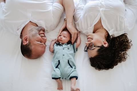 Ensaio de primeiros dias do bebê em casa. Sessão documental de fotos do primeiro mês do Isaac por Thiago Braga.'